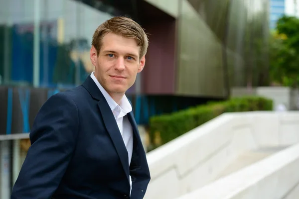 Retrato Joven Hombre Negocios Escandinavo Guapo Con Pelo Rubio Las — Foto de Stock