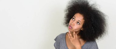 Afro saçlı güzel bir Afrikalı kadının stüdyo fotoğrafı. 