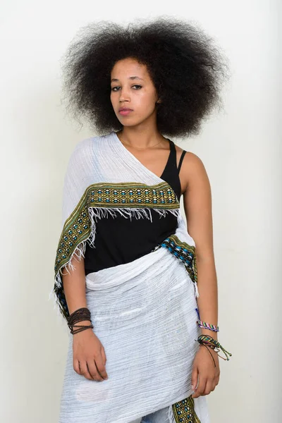 Studio Záběr Mladé Krásné Africké Ženy Afro Vlasy Tradičním Oblečení — Stock fotografie