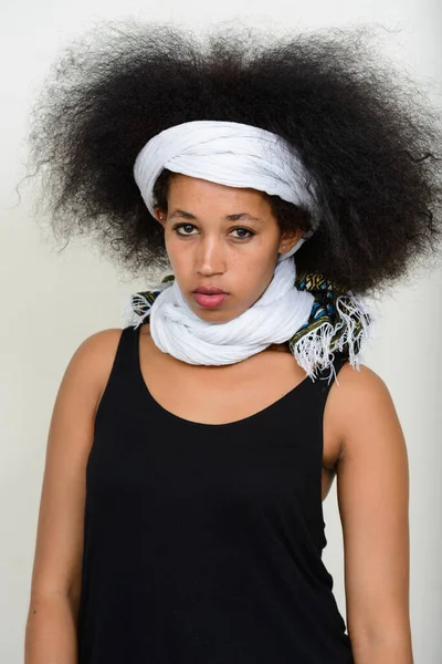 Beyaz Arka Planda Geleneksel Giysili Afro Saçlı Güzel Afrikalı Bir — Stok fotoğraf