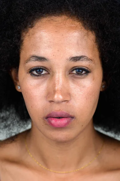 Studio Colpo Giovane Bella Donna Africana Con Capelli Afro Sfondo — Foto Stock