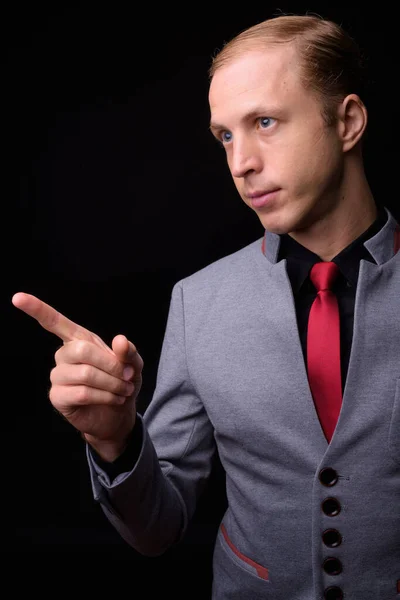 Studio Shot Van Zakenman Met Blond Haar Tegen Zwarte Achtergrond — Stockfoto