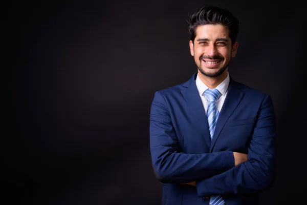 Studioaufnahme Eines Jungen Gutaussehenden Bärtigen Persischen Geschäftsmannes Vor Schwarzem Hintergrund — Stockfoto