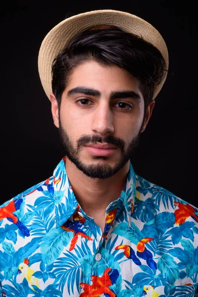 Studioaufnahme Eines Jungen Gutaussehenden Bärtigen Persischen Touristenmannes Urlaubsreif Vor Schwarzem — Stockfoto