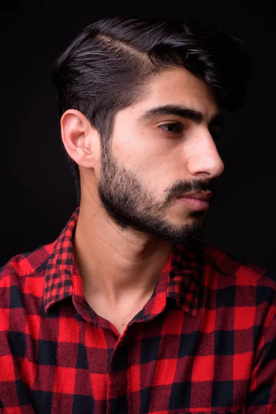 스튜디오 촬영젊은 잘생긴 페르시아 남자검은 배경에 — 스톡 사진