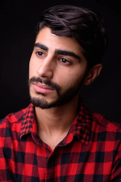 스튜디오 촬영젊은 잘생긴 페르시아 남자검은 배경에 — 스톡 사진
