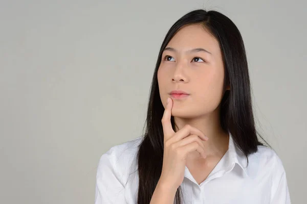 Estudio Disparo Joven Hermosa Mujer Negocios Asiática Sobre Fondo Blanco — Foto de Stock