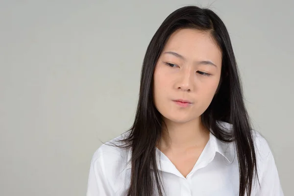 Studio Colpo Giovane Bella Donna Affari Asiatica Contro Sfondo Bianco — Foto Stock