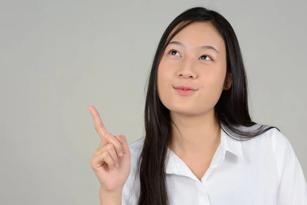 Studio Colpo Giovane Bella Donna Affari Asiatica Contro Sfondo Bianco — Foto Stock