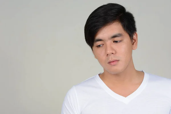 Studio Shot Van Jonge Knappe Filippijnse Man Tegen Witte Achtergrond — Stockfoto