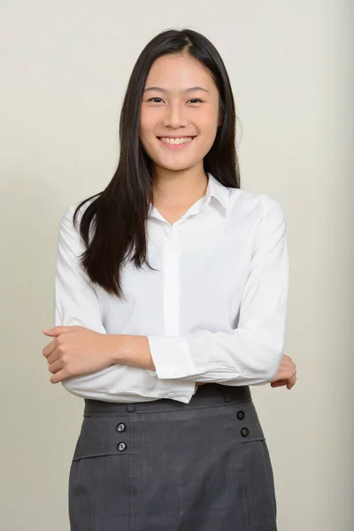Studioaufnahme Einer Jungen Schönen Asiatischen Geschäftsfrau Vor Weißem Hintergrund — Stockfoto