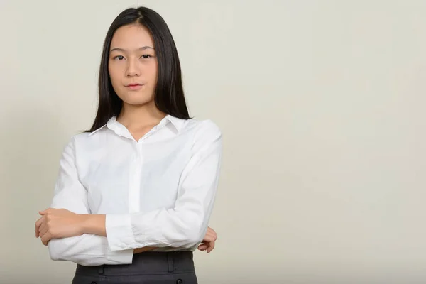 Studio Colpo Giovane Bella Donna Affari Asiatica Contro Sfondo Bianco — Foto Stock