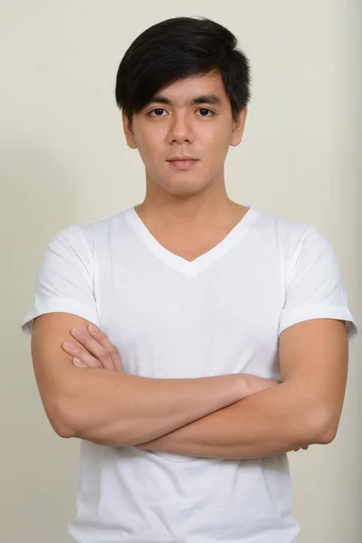 Studio Shot Van Jonge Knappe Filippijnse Man Tegen Witte Achtergrond — Stockfoto
