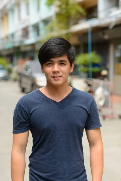 屋外の路上で若いハンサムなフィリピン人の男の肖像 — ストック写真