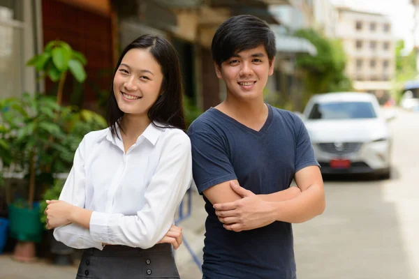 Retrato Joven Guapo Filipino Hombre Joven Hermosa Mujer Asiática Juntos — Foto de Stock