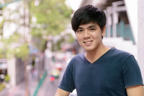 年轻英俊的菲律宾人在城市街道上的形象 — 图库照片