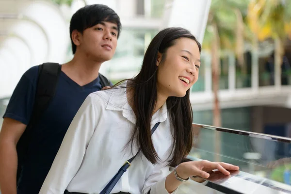 Retrato Joven Guapo Filipino Una Joven Hermosa Asiática Juntos Pasarela — Foto de Stock