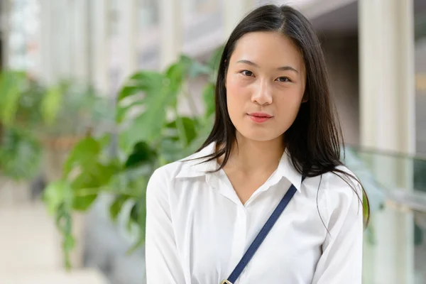 Retrato Una Joven Hermosa Empresaria Asiática Pasarela Ciudad —  Fotos de Stock