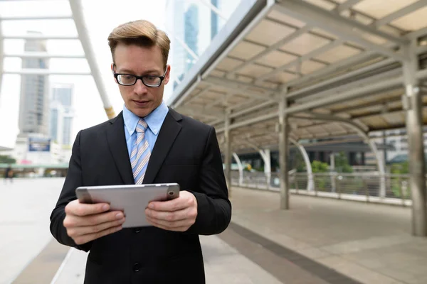 Portret Van Jonge Knappe Blonde Zakenman Pak Skywalk Brug Stad — Stockfoto