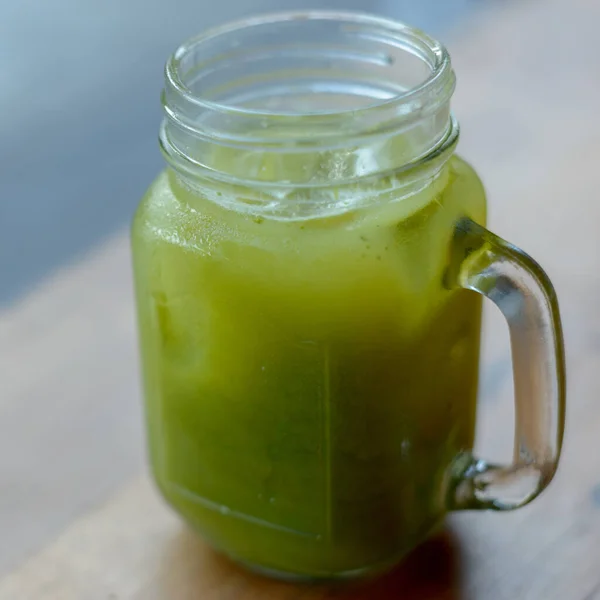 Retrato Verde Con Hielo Contra Mesa Madera — Foto de Stock