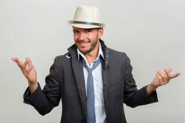 スタジオショットのハンサムなひげを生やしたヒスパニック系ビジネスマンの白い背景に帽子をかぶって — ストック写真