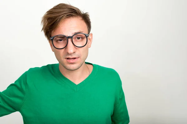 Estudio Hombre Nerd Con Pelo Rubio Sobre Fondo Blanco — Foto de Stock