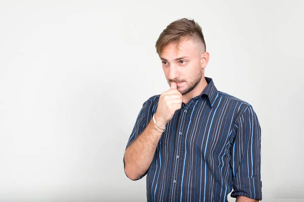 Studio Colpo Uomo Affari Barbuto Con Capelli Biondi Contro Sfondo — Foto Stock