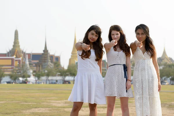 Portrait Three Multi Ethnic Young Beautiful Women Friends Together Park — 스톡 사진