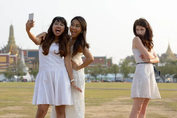 Portrait Three Multi Ethnic Young Beautiful Women Friends Together Park — Fotografia de Stock