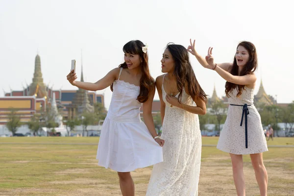 Portrait Three Multi Ethnic Young Beautiful Women Friends Together Park — Stock Photo, Image