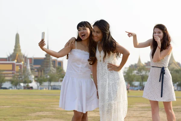 Portrait Three Multi Ethnic Young Beautiful Women Friends Together Park — Stock Photo, Image