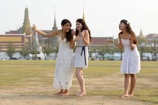 Retrato Tres Jóvenes Multiétnicas Hermosas Mujeres Como Amigas Juntas Parque —  Fotos de Stock