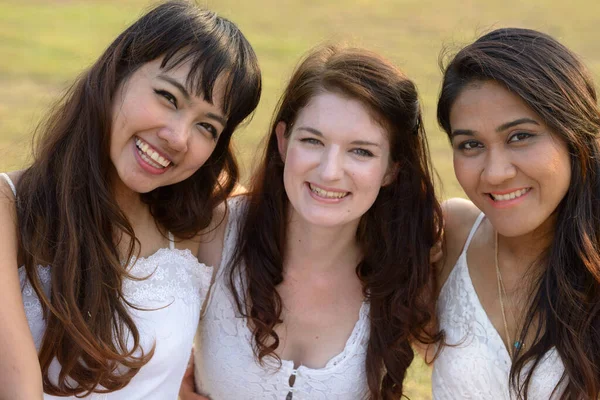 Portret Van Drie Multi Etnische Jonge Mooie Vrouwen Als Vrienden — Stockfoto