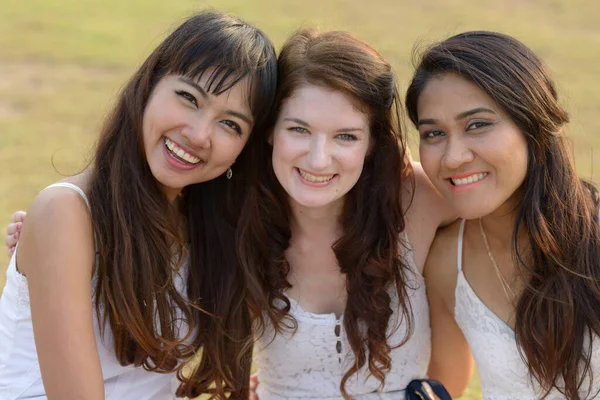Portret Trzech Wieloetnicznych Młodych Pięknych Kobiet Jako Przyjaciółek Parku Świeżym — Zdjęcie stockowe