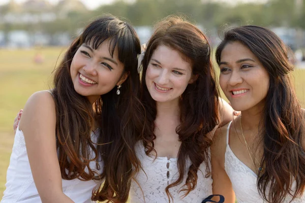 Portret Van Drie Multi Etnische Jonge Mooie Vrouwen Als Vrienden — Stockfoto