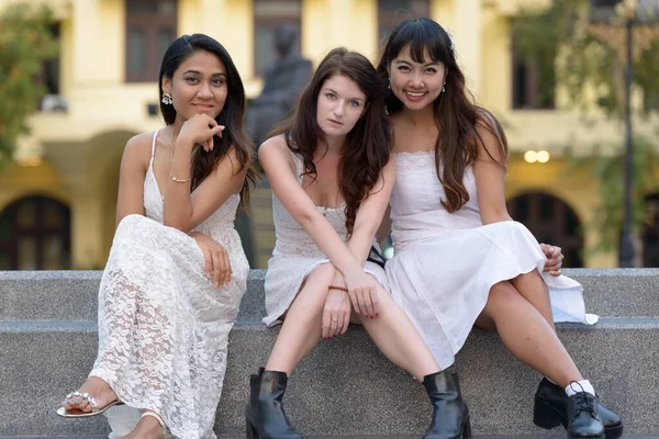 Portrait Three Multi Ethnic Young Beautiful Women Friends Together Park — Foto Stock
