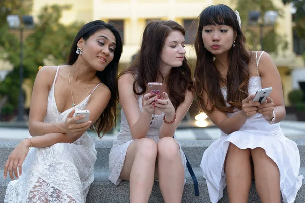 Portrait Three Multi Ethnic Young Beautiful Women Friends Together Park —  Fotos de Stock