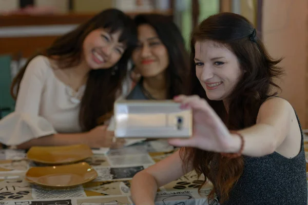 Portrait Three Multi Ethnic Young Beautiful Women Friends Together Coffee — Foto Stock