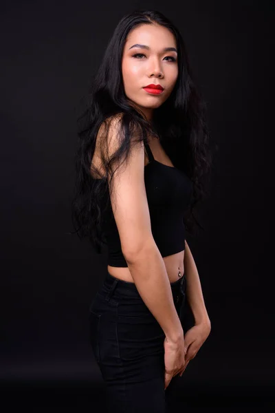 Studio Záběr Mladé Krásné Asijské Transgender Žena Proti Černému Pozadí — Stock fotografie