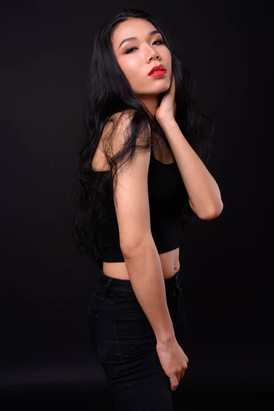 Studio Plan Jeune Belle Femme Transgenre Asiatique Sur Fond Noir — Photo