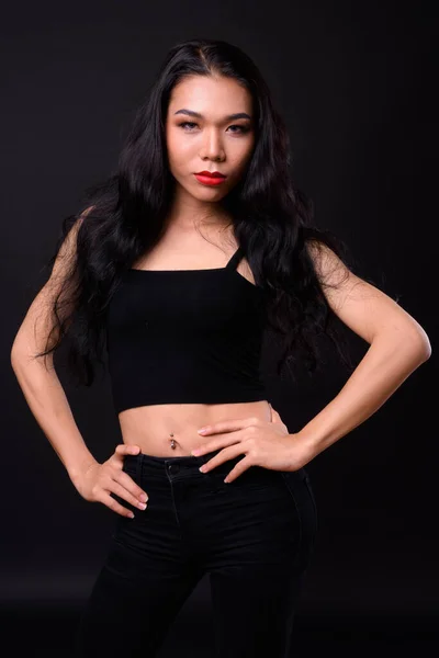 Studio Shot Van Jong Mooi Aziatisch Transgender Vrouw Tegen Zwart — Stockfoto