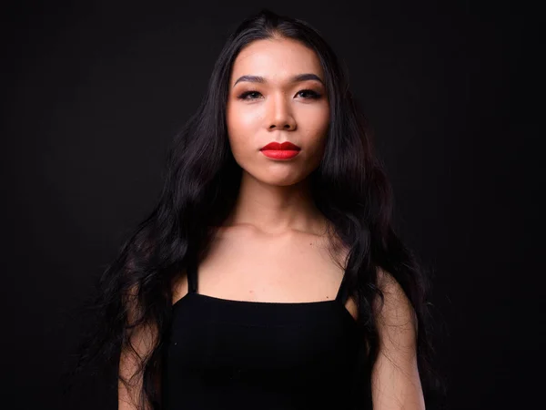 Studio Colpo Giovane Bella Asiatica Transgender Donna Contro Sfondo Nero — Foto Stock