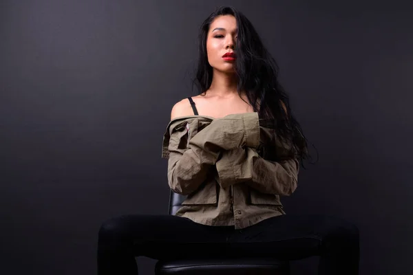 Estudio Tiro Joven Hermosa Mujer Transgénero Asiática Contra Fondo Negro — Foto de Stock