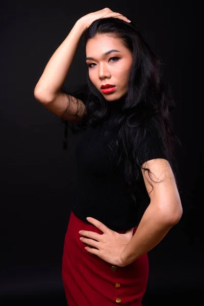 스튜디오에서 아름다운 아시아인 트랜스젠더 배경에 — 스톡 사진