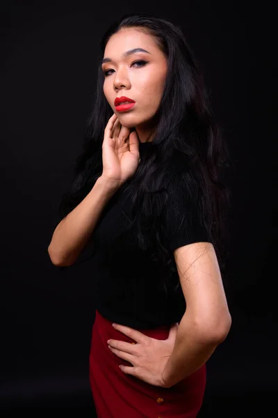 Studioaufnahme Einer Jungen Schönen Asiatischen Transgender Geschäftsfrau Vor Schwarzem Hintergrund — Stockfoto