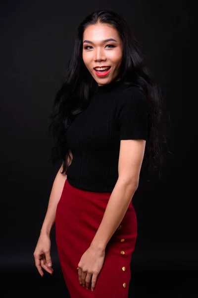 Студийный Снимок Молодой Красивой Азиатской Трансгендерной Бизнесвумен Черном Фоне — стоковое фото