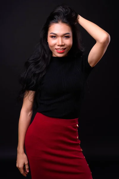 年轻美丽的亚洲跨性别女商人黑人背景的演播室照片 — 图库照片