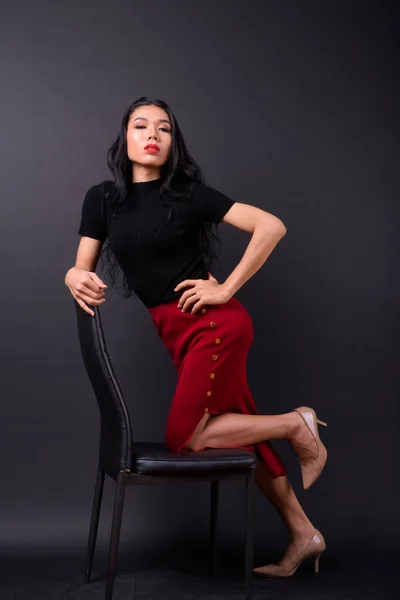 Estudio Tiro Joven Hermosa Mujer Negocios Transgénero Asiática Contra Fondo — Foto de Stock