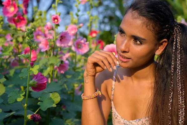 Портрет Молодой Красивой Азиатки Отдыхающей Парке — стоковое фото