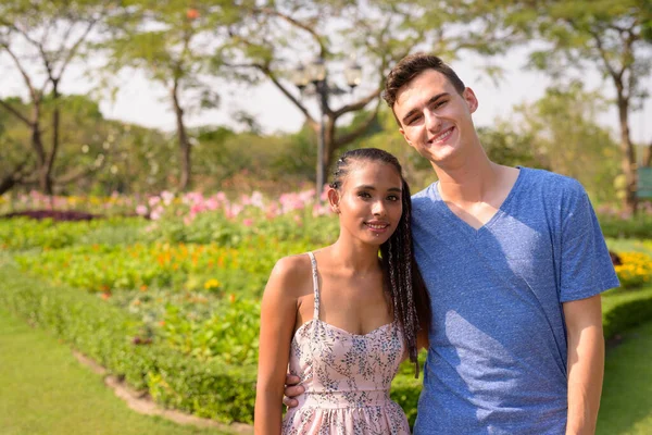 Retrato Joven Hombre Guapo Joven Hermosa Mujer Asiática Relajarse Juntos — Foto de Stock